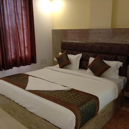 Hotel Broadway New Delhi Bagian luar foto