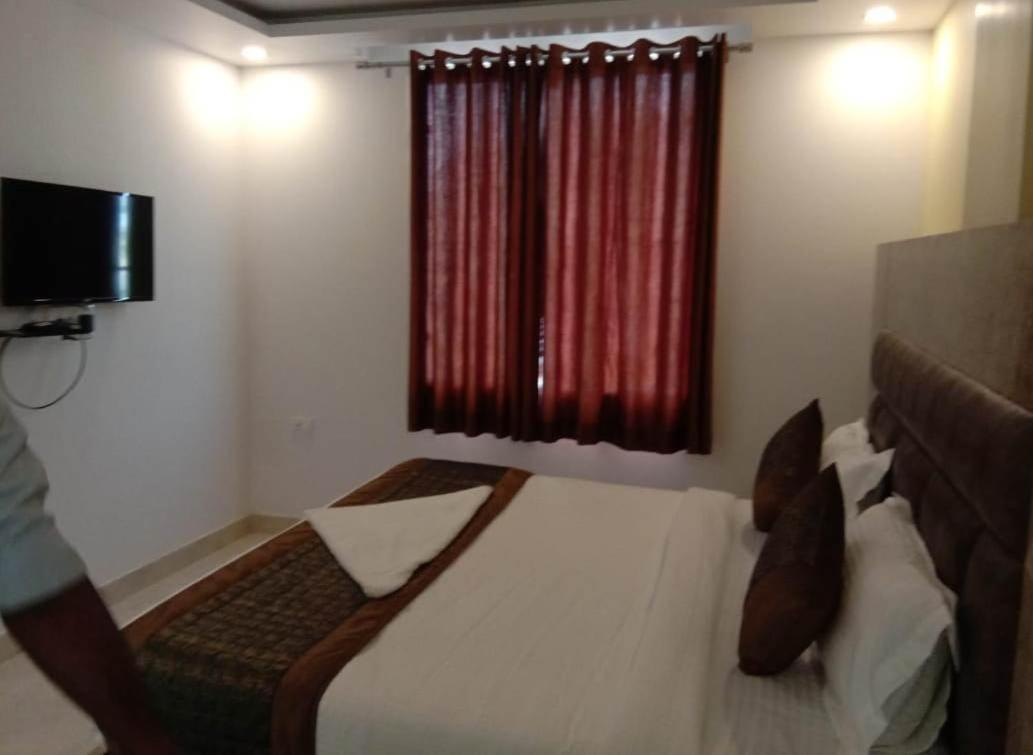 Hotel Broadway New Delhi Bagian luar foto