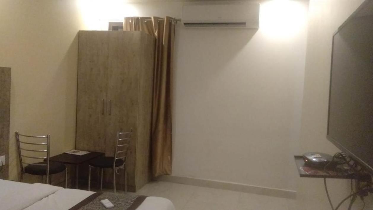 Hotel Broadway New Delhi Bagian luar foto